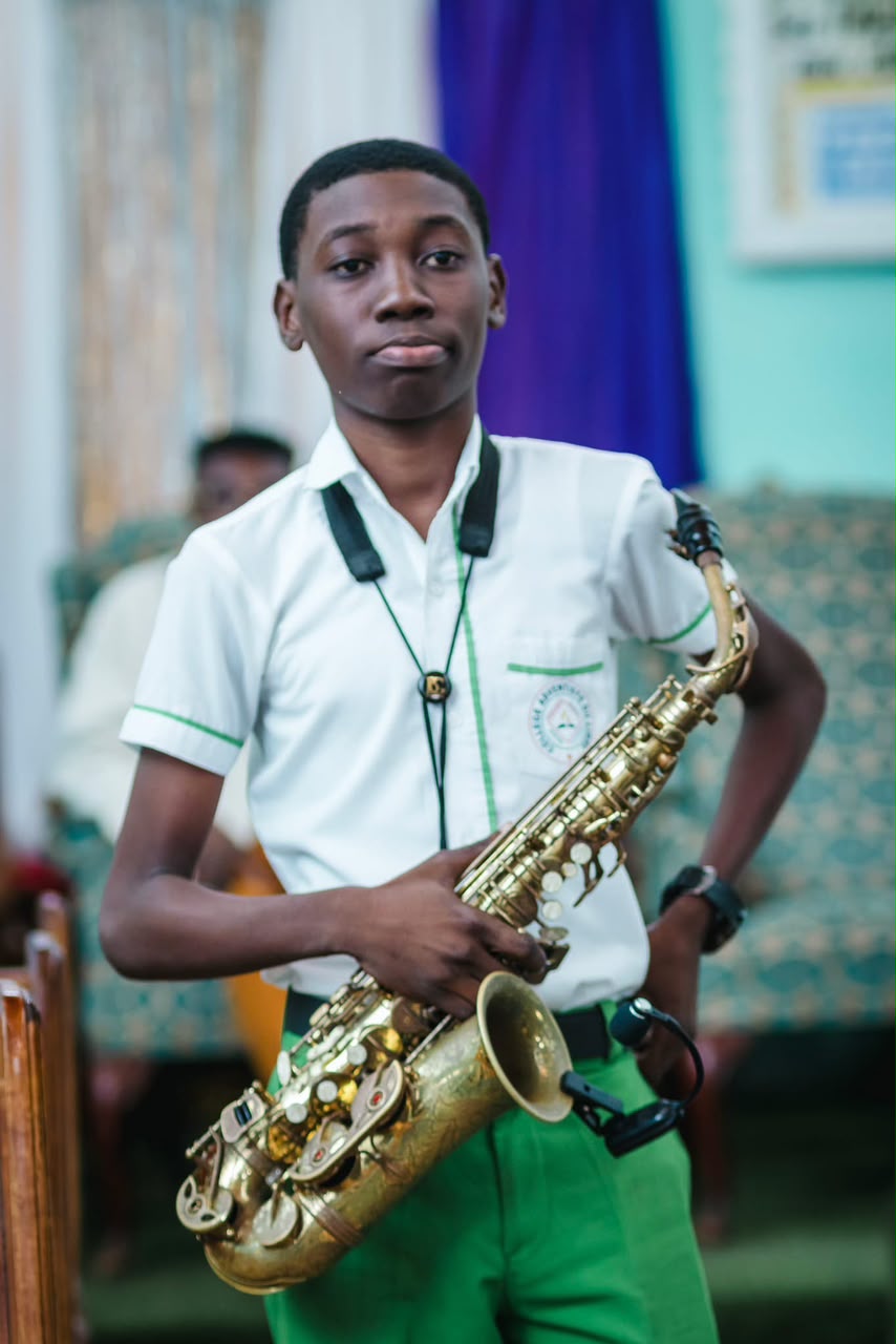 L'art comme pilier du bien-être : intermède musical au saxophone par un élève.